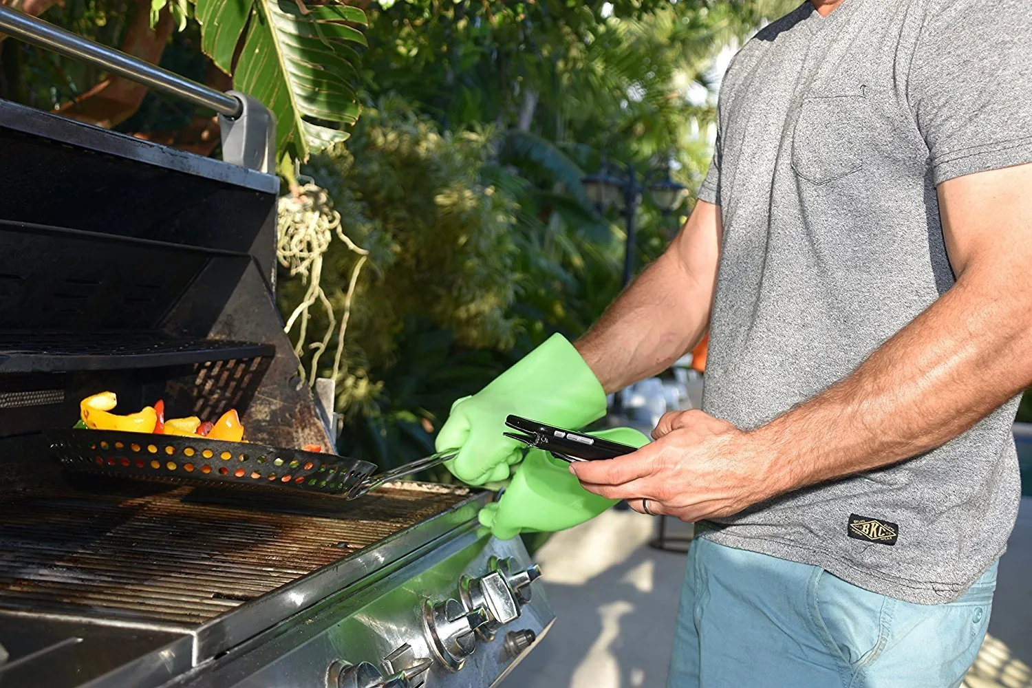 MagneChef Ez On-Ez Off BBQ Magnet Glove/Mitt Patented; Glow in the dark; Grip Waves, Heat/ Water Resistant, Food Grade Silicone Cooking Glove Grilling, Frying, Baking, Smoking, Dishwasher Safe-- Green